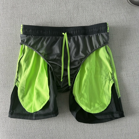 Men’s Under Armour fitted Heat Gear shorts. Dark Gray & Lime Green. Size Medium - Picture 4 of 6